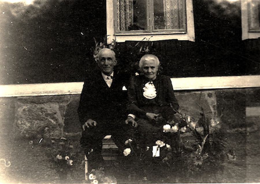 Edvard och Maria Åhlander vid Boänge nr 2. 1952
